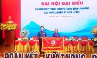 Trao tặng cờ thi đua cho Hội LHTN Việt Nam thành phố Cao Bằng (ảnh: Duy Chiến)
