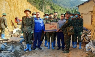 Tặng quà cho cán bộ, chiến sỹ Trung đoàn 141. Ảnh: Duy Chiến 