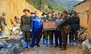 Tặng quà cho cán bộ, chiến sỹ Trung đoàn 141. Ảnh: Duy Chiến 