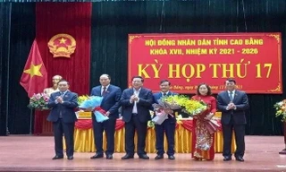 Tặng hoa cho các ông, bà trúng cử và miễn nhiệm các chức vụ do HĐND tỉnh bầu. 