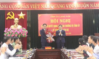 Tân Bí thư Huyện ủy Hữu Lũng (bên trái) nhận hoa chúc mừng của lãnh đạo tỉnh Lạng Sơn.