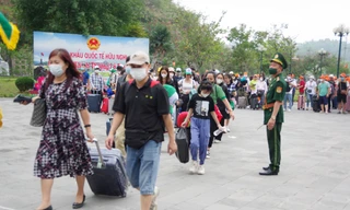 Khách xuất nhập cảnh qua cửa khẩu Hữu Nghị trật tự, nhanh chóng. Ảnh: Duy Chiến 