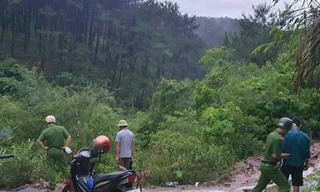 Lực lượng chức năng huyện Cao Lộc, Lạng Sơn nỗ lực tìm kiếm thi thể nam sinh 17 tuổi đuối nước.