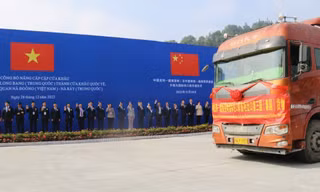 Chứng kiến xe xuất nhập khẩu qua biên giới.