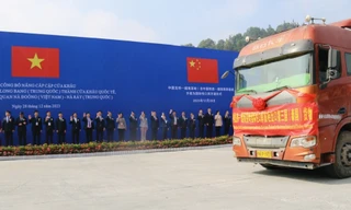 Chứng kiến xe xuất nhập khẩu qua biên giới.