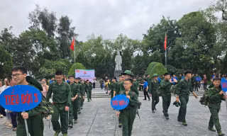 Các chiến sỹ nhí xứ Lạng tham gia chương trình "Học kỳ trong quân đội".