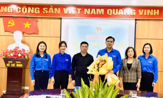 Tặng hoa chúc mừng tân Phó bí thư Tỉnh Đoàn Cao Bằng. 