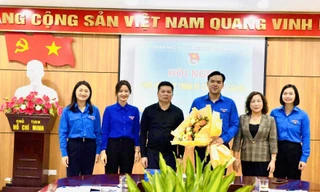 Tặng hoa chúc mừng tân Phó bí thư Tỉnh Đoàn Cao Bằng. 