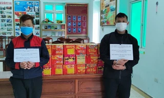 Hai đối tượng Hoàng và Duyên cùng tang vật tại đồn Biên phòng Chi Ma (huyện Lộc Bình, Lạng Sơn) -Ảnh: Vi Toàn 