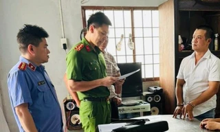 Lực lượng chức năng khởi tố bị can Bùi Văn Tâm (bìa phải). 