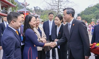 Phó Tổng Thư ký Chính hiệp Toàn quốc Trung Quốc Trương Mậu Vu đón đoàn đại biểu cấp cao Trung ương MTTQ Việt Nam nhập cảnh sang Trung Quốc. 