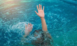 Cảnh báo trẻ em đuối nước. 