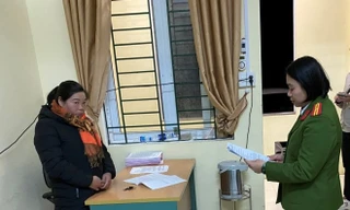 Đối tượng Hoàng Thị Ngân (bìa trái) -Ảnh: CB