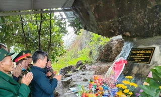 Các cựu chiến binh từng chiến đấu ở mặt trận Lạng Sơn năm 1979 và người dân địa phương tưởng niệm các Anh hùng liệt sỹ và đồng bào đã tử nạn tại Pháo đài Đồng Đăng -Ảnh: Duy Chiến 