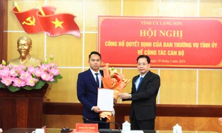 Phó Chủ tịch UBND thành phố Lạng Sơn 38 tuổi nhận Quyết định, hoa của lãnh đạo tỉnh Lạng Sơn. Ảnh: Duy Chiến 