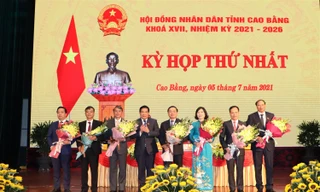 Lãnh đạo tỉnh Cao Bằng vừa được HĐND tỉnh bầu nhận hoa chúc mừng. Ảnh: TL