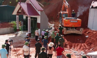 Nỗ lực cứu hộ vụ sạt lở đất. Ảnh: Duy Chiến 