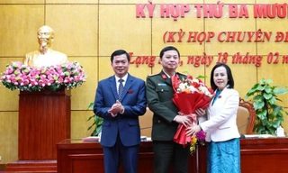 Đại tá Nguyễn Tiến Trung nhận hoa chúc mừng. 