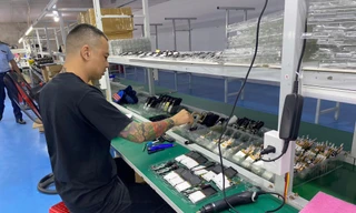 Đột kích xưởng sản xuất điện thoại 'chui' khuất nẻo ven thành phố Lạng Sơn