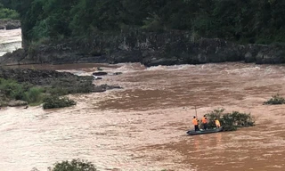 Tìm kiếm nữ sinh đuối nước. 