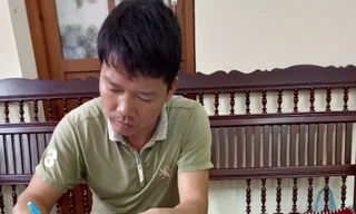 Ông Minh (bìa phải) bị lập biên bản, triệu tập lên công an xã Hợp Thành để làm việc, nhắc nhở, xử lý. Ảnh: Duy Chiến