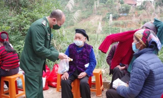 Bộ đội Biên phòng Lạng Sơn tặng quà, hỗ trợ người dân. Ảnh: Duy Chiến 