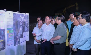 Thủ tướng Phạm Minh Chính nghe báo cáo về xây dựng thí điểm cửa khẩu thông minh. (ảnh: N.B)