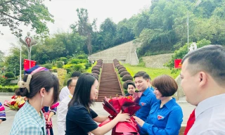 Đón đoàn đại biểu Tỉnh Đoàn Lạng Sơn sang Trung Quốc tham gia chương trình "Theo chân Bác Hồ" ở Quảng Tây. 