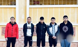 5 đối tượng cá độ bóng đá tại cơ quan công an -Ảnh: H.M