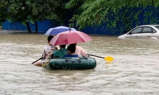 Phố thành sông, ngập xe ô tô ở thành phố Thái Nguyên.