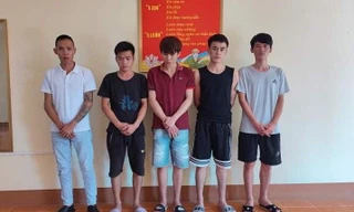 Năm đối tượng ở huyện biên giới Văn Lãng mang "hàng nóng" đến thị trấn Văn Quan để hát, sử dụng ma túy -ảnh: T. Tâm 