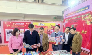 Các đại biểu chăm chú đọc báo Tiền Phong (ảnh: Duy Chiến)