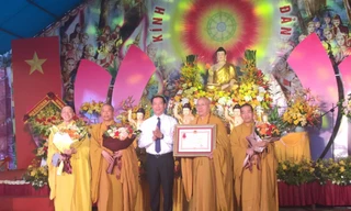 Ông Dương Xuân Huyên, Phó Chủ tịch Thường trực UBND tỉnh Lạng Sơn (giữa) trao tặng Huân chương Lao động hạng Nhì cho Giáo hội phật giáo tỉnh Lạng Sơn - Ảnh: Duy Chiến 