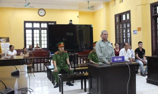 Bị cáo Nguyễn Huy Mộc ra tòa lĩnh án. 