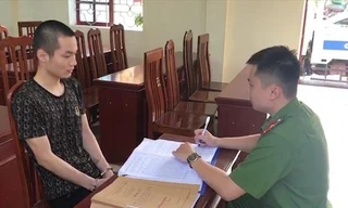 Đối tượng Hoàng Văn Tuấn (bìa trái) tại cơ quan công an -Ảnh: H.T