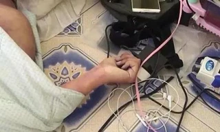 Cảnh báo trẻ em cắm điện thoại di động vào ổ điện. 