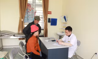 Khám chữa bệnh cho người dân Yên Lỗ, huyện Bình Gia, Lạng Sơn. 