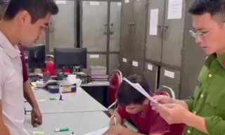 Đối tượng Nguyễn Tiến Thành (bìa trái) -Ảnh: CB