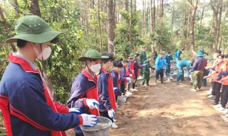 Học sinh xứ lạng hào hứng tham gia xây dựng đường lên cột mốc biên giới -Ảnh: Duy Chiến 
