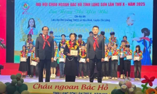 Tôn vinh các bạn thiếu nhi Lạng Sơn đạt danh hiệu Cháu ngoan Bác Hồ. Ảnh: Duy Chiến. 