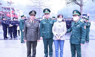 Đối tượng Lê Thị Hương. (giữa)