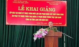 Khai giảng lớp học nghề chăn nuôi lợn cho phạm nhân Lạng Sơn. Ảnh: Duy Chiến 