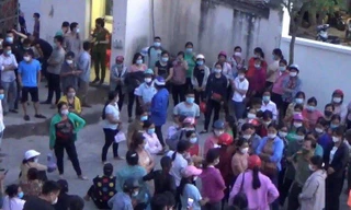 Một số đối tượng lôi kéo người dân đến gây rối trước trụ sở công an huyện Lộc Bình . Ảnh do công an tỉnh Lạng Sơn cung cấp 