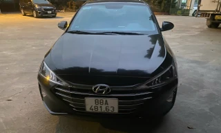 Xe ô tô con vượt ẩu trên tuyến đường 1A. 