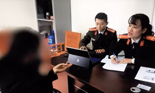 Chị N ( bìa trái) tại cơ quan công an -Ảnh: CL