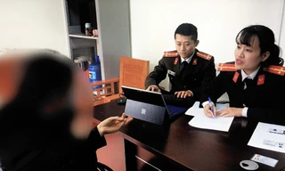 Chị N ( bìa trái) tại cơ quan công an -Ảnh: CL