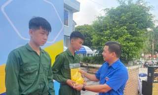 Tặng quà cho các chiến sỹ nhí. Ảnh: H.T