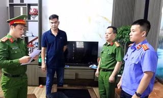 Thân Tiến Huy (giữa) bị khởi tố bị can. Ảnh: AK