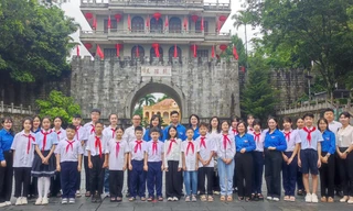 Đoàn đại biểu thiếu nhi Lạng Sơn tại Hữu Nghị Quan (Quảng Tây, Trung Quốc). 