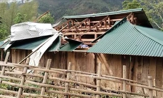 Nhà dân ở Cao Bằng bị tốc mái